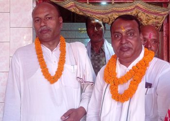 झा र साह घरदैलौमा व्यस्त