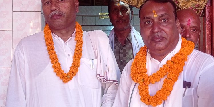 झा र साह घरदैलौमा व्यस्त