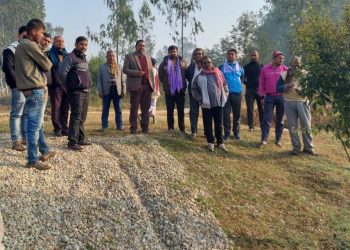 सांसद शेष नारायणद्धारा निर्माणाधीन पुलको निरिक्षण