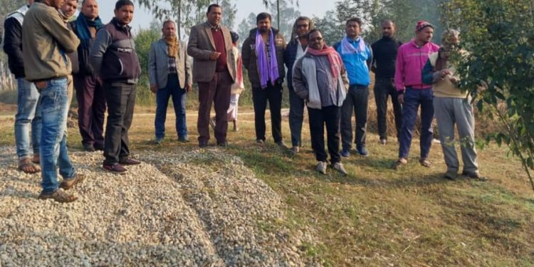 सांसद शेष नारायणद्धारा निर्माणाधीन पुलको निरिक्षण