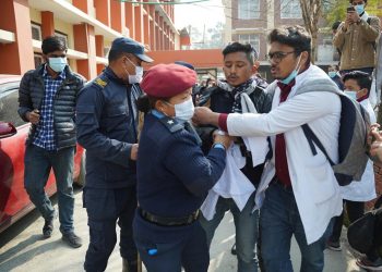 विद्यार्थी र प्रहरीबीच झडप