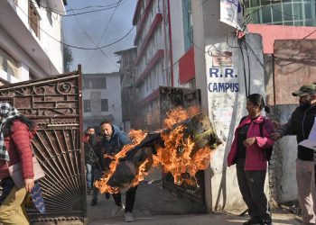 विद्यार्थीहरुले जलायो शिक्षामन्त्रीको पुत्ला