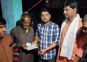 किडनी पिडितलाई वार्ड अध्यक्षले गरे आर्थिक सहयोग