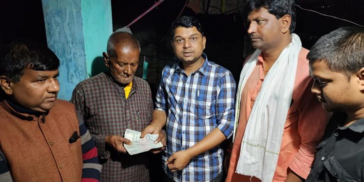 किडनी पिडितलाई वार्ड अध्यक्षले गरे आर्थिक सहयोग