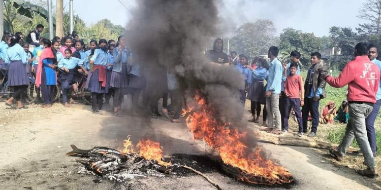 धनुषाको एक विद्यालयका विद्यार्थीहरु आन्दोलित