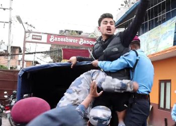 प्रधानमन्त्रीलाई विरोध गर्दै नाराबाजी