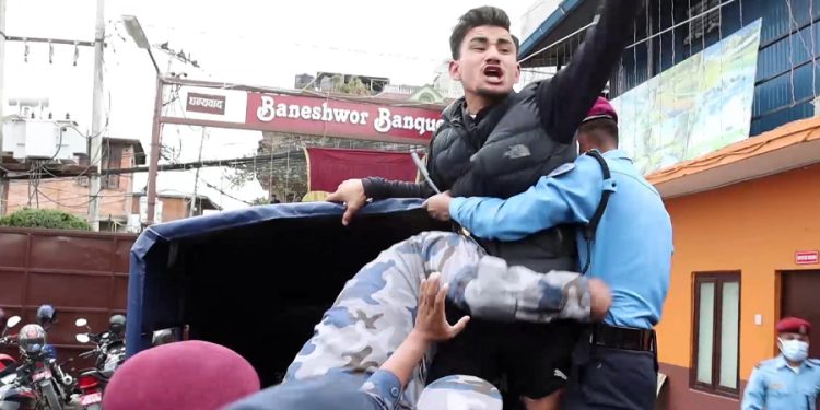 प्रधानमन्त्रीलाई विरोध गर्दै नाराबाजी