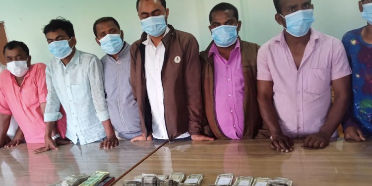 भारतीय रुपैयाँसहित महोत्तरीबाट नौं जना पक्राउ