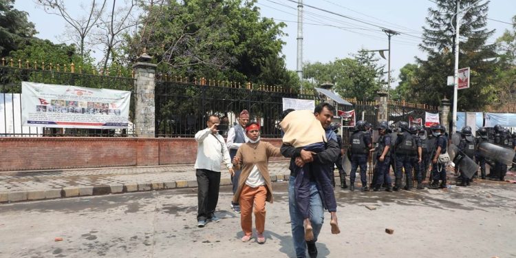 मिटरब्याज पीडित र प्रहरीबीच झडप