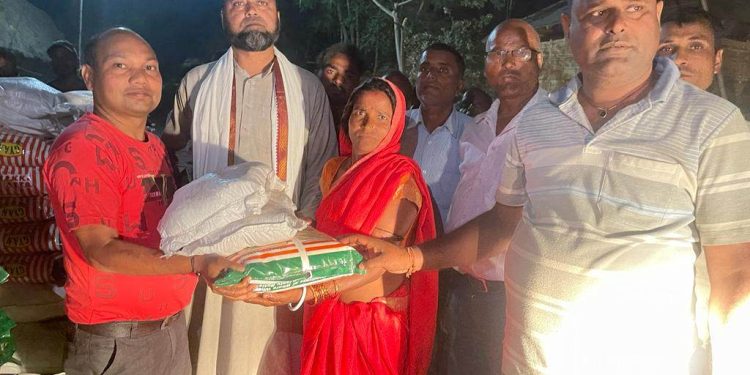 दलित सरोकार मञ्चद्धारा पीडित परिवारलाई राहत वितरण