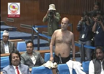 सांसद अमरेशकुमार सिंह अर्धनग्न बने
