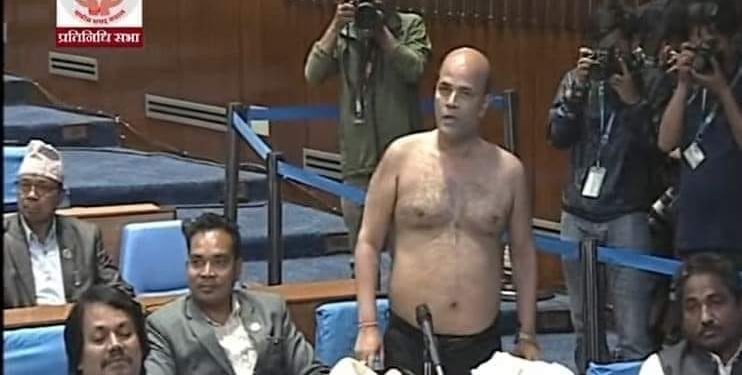 सांसद अमरेशकुमार सिंह अर्धनग्न बने