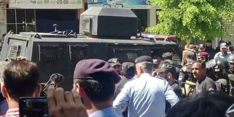 पूर्वप्रधानमन्त्री पक्राउको विरोधमा पाकिस्तानमा प्रदर्शन