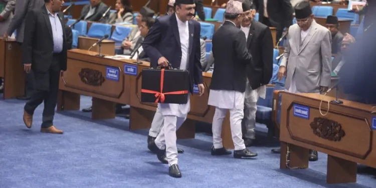 सरकारले गरे १७ खर्ब ५१ अर्ब रुपैयाँको बजेट प्रस्तुत