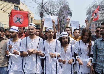 कैदीको पोसाकमा प्रदर्शन