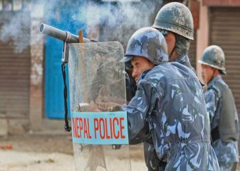 सर्लाही : प्रहरी र गाउँलेबीच झडप, स्थिति नियन्त्रणमा लिन अश्रुग्यास प्रहार