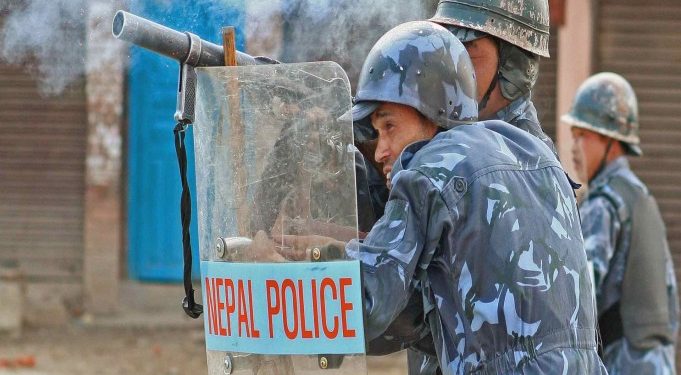 सर्लाही : प्रहरी र गाउँलेबीच झडप, स्थिति नियन्त्रणमा लिन अश्रुग्यास प्रहार