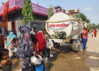 पानीको स्रोत कम भएपछि जलेश्वरमा पानी वितरण (हेर्नुहोस तस्विर)