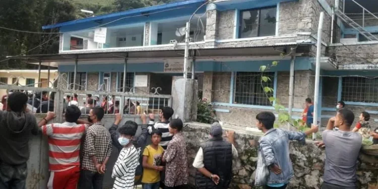 सर्लाहीको चन्द्रनगर गाउँपालिका कार्यालयमा विद्यार्थी द्धारा तोडफोड