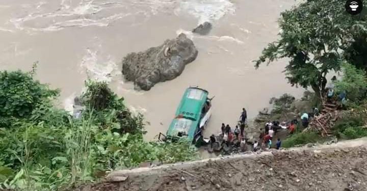 त्रिशूली नदीमा  बस खस्दा ९ जनाको मृत्यु