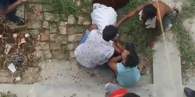 धनुषामा दुई समूहबीच झडप हुदा दुईजना घाइते