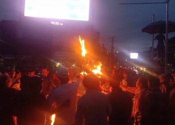 पोखरामा पृथ्वीनारायण शाहको प्रतिमा हटाएको विरोधमा पुत्ला दहन