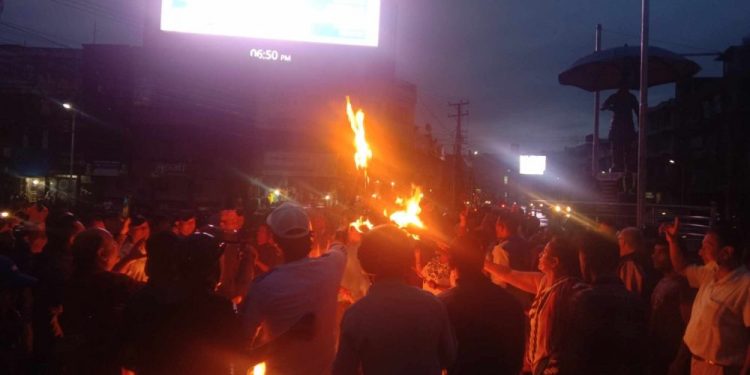 पोखरामा पृथ्वीनारायण शाहको प्रतिमा हटाएको विरोधमा पुत्ला दहन