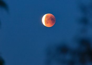 आज राति १:१९ बजे चन्द्रग्रहण लाग्ने