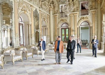 प्रधानमन्त्रीले नयाँ कार्यालयमा गरे ओलीलाई स्वागत