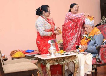 राष्ट्रपति पौडेलले बहिनीहरुबाट लगाए टीका