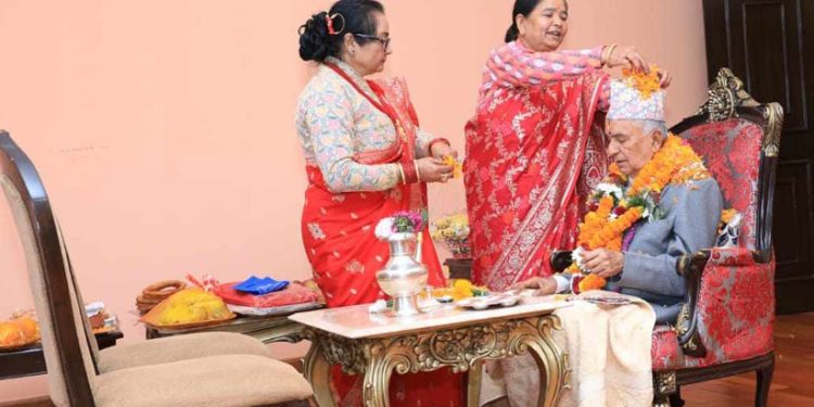 राष्ट्रपति पौडेलले बहिनीहरुबाट लगाए टीका