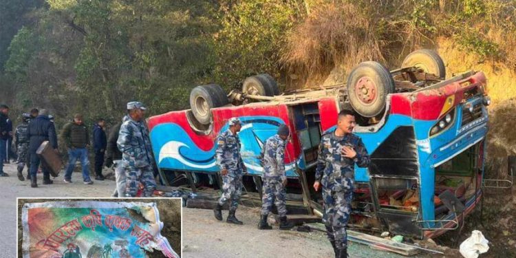 वनभोजका लागि बर्दियाबाट दाङ आउँदै गरेको बस दुर्घटना, २० जना घाइते