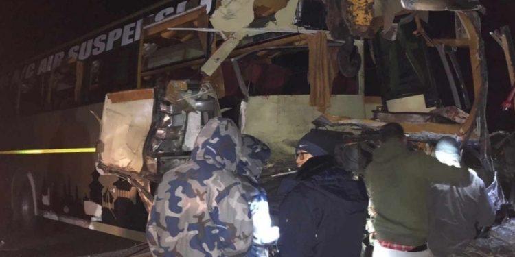 बस र ट्रक ठोक्किँदा ३ जनाको मृत्यु