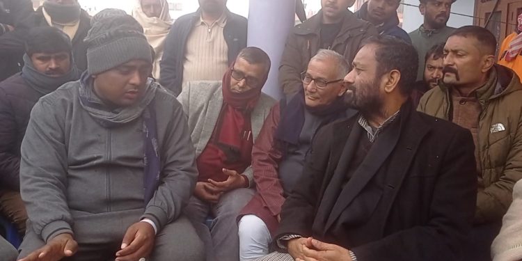 संघातिक आक्रमणबाट घाइते भएका पालिका अध्यक्ष यादव भेटे नेता निधी