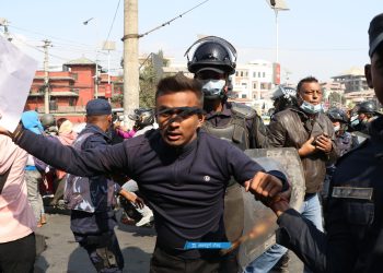 प्रदर्शन गर्ने नेविसंघका कार्यकर्ता पक्राउ