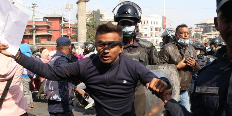 प्रदर्शन गर्ने नेविसंघका कार्यकर्ता पक्राउ