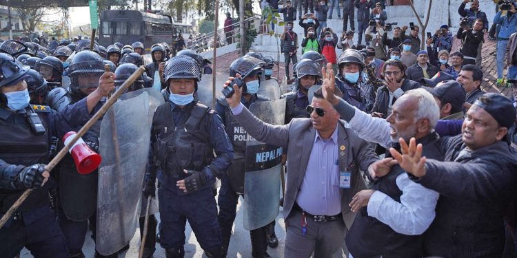 महतोसहितका प्रदर्शनकारी निषेधित क्षेत्रमा पस्न खोजे पछि……..