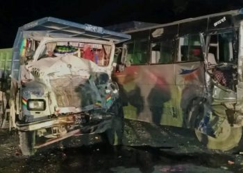 बस र टिपर ठोक्किँदा १७ जना घाइते