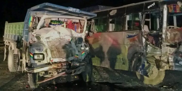 बस र टिपर ठोक्किँदा १७ जना घाइते