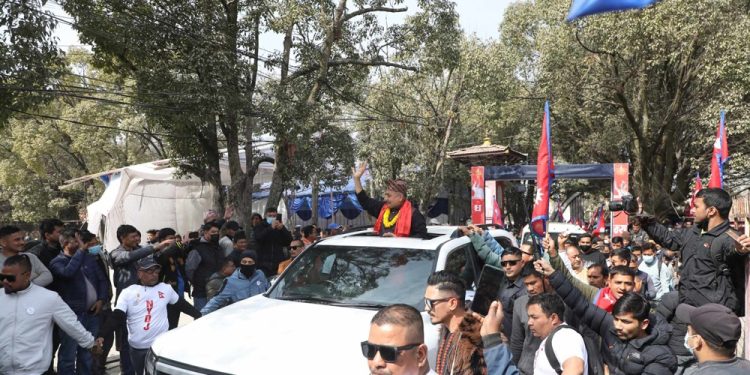 राजाको स्टाईलमा दुर्गा प्रसाईको ‘इन्ट्री’