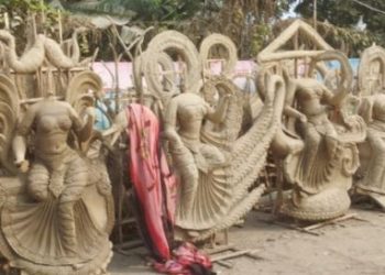 धनुषामा मूर्तिकारहरु सरस्वतीको प्रतिमा बनाउनमा ब्यस्त