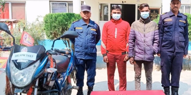 चार राउण्ड गोलीसहित दुई जना पक्राउ