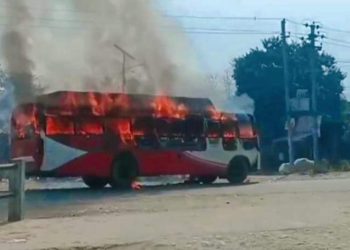 सर्लाही : साइकल यात्रीलाई ठक्कर दिने बसमा स्थानीयले गरे आगजनी