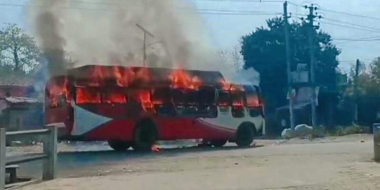 सर्लाही : साइकल यात्रीलाई ठक्कर दिने बसमा स्थानीयले गरे आगजनी