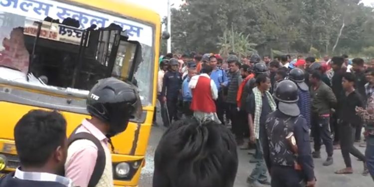 जनकपुरधाम : स्कुल बसको ठक्करबाट एक महिलाको मृत्यु, ६ जना घाइते