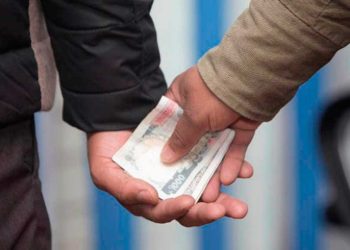 घुससहित वडाअध्यक्ष पक्राउ