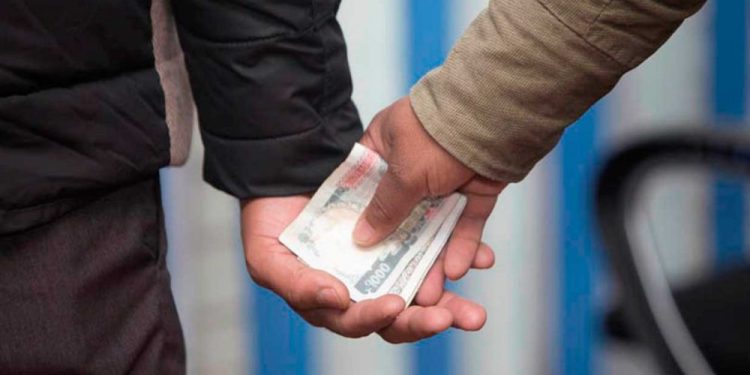 घुससहित वडाअध्यक्ष पक्राउ