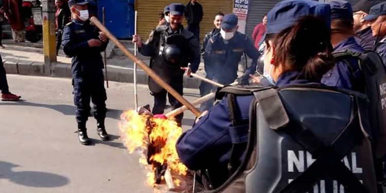 गृहमन्त्री लामिछानेको जलायो पुत्ला