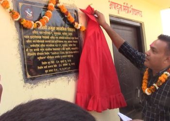 विद्यालयलाई आधुनिक शौचालय हस्तान्तरण