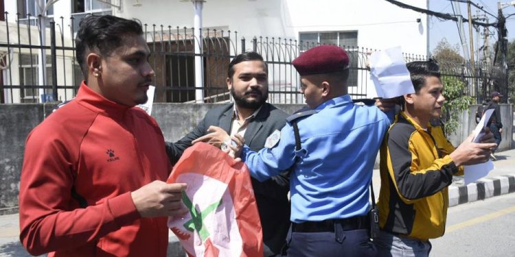 सरकारविरुद्ध सिंहदरबार अगाडि नेविसंघको प्रदर्शन